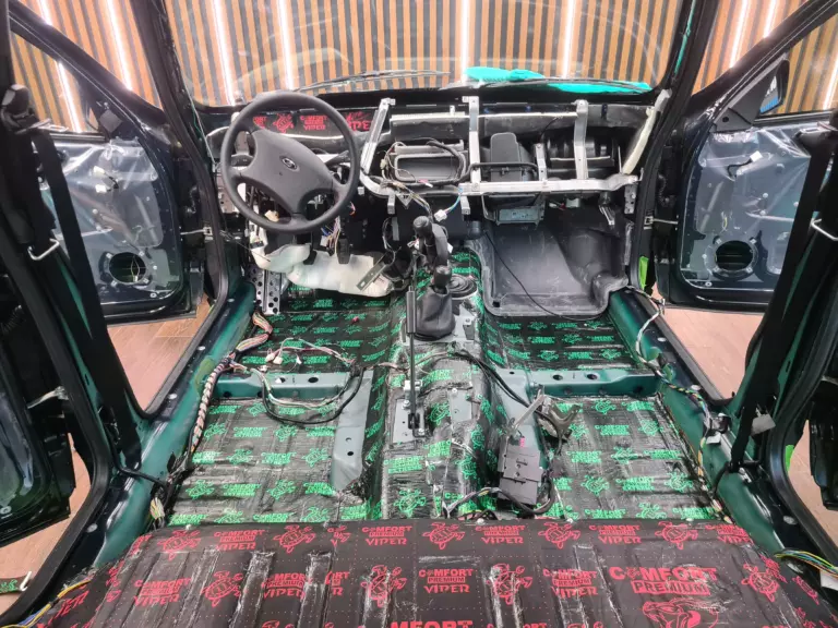 LADA Niva Travel пол 2
