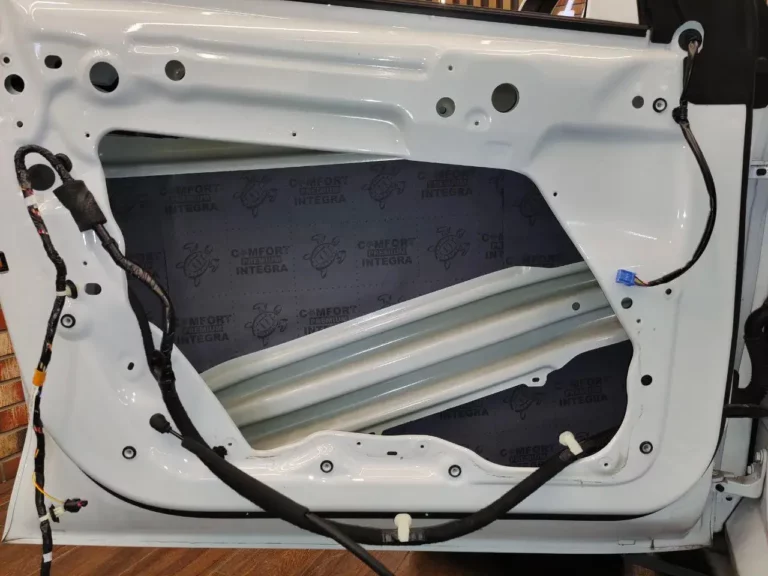Tesla Model Y двер 3