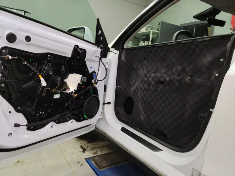 Tesla Model Y двер 4