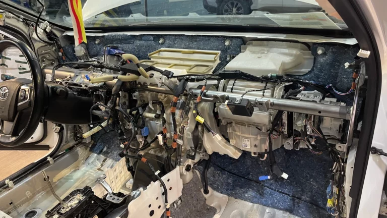 Шумоизоляция центральной консоли Toyota